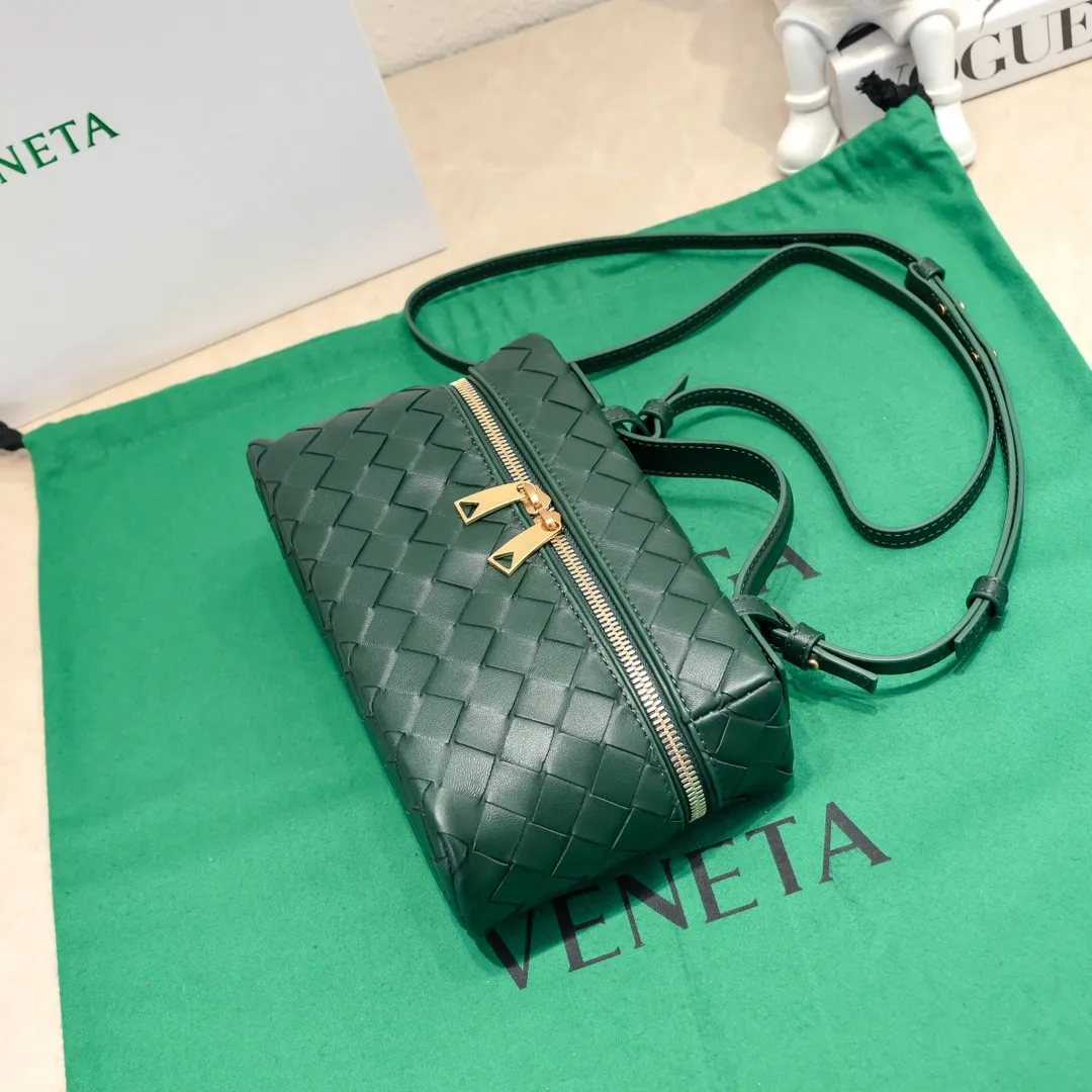 Batch 1360 Bottega Veneta 24 spring and summer woven zipper crossbody bag. A crossbody bag that can be used as a cosmetic bag. The exquisite weaving and compact body are an indispensable accessory for the upcoming summer. The double zipper also better protects the bag. It has a large capacity. If you like it, don’t miss it. Style number: 9109 Size: 22*12.5*5cm